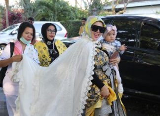 Gaya Syahrini Saat Potong Kurban di Rumahnya