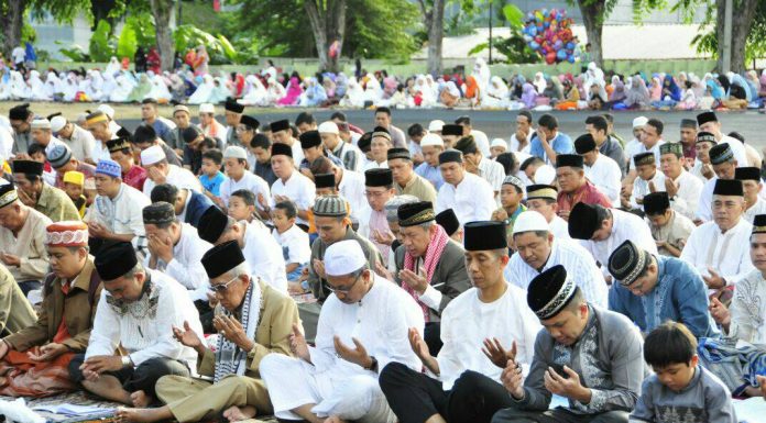 Gubenur dan Ketua MUI Lampung Sholat Idul Adha di Lapangan Saburai