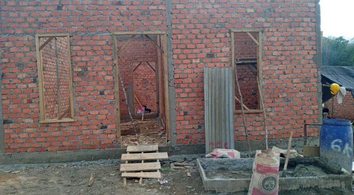 Bupati Lahat Berikan 30 Unit Rumah Gratis Korban Bencana Banjir