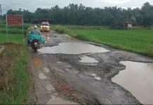 Bripka Leonardo Bersama Pemuda Sukanegara Peduli Perbaiki Jalan Rusak